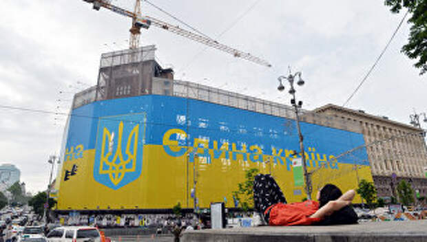 Флаг и герб Украины на здании в центре Киева