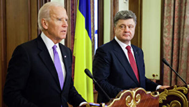 Джо Байден (слева) и президент Украины Петр Порошенко. Архивное фото