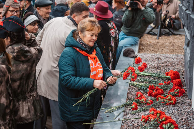 В Твери открыли памятник комсомольцам и молодежи Верхневолжья
