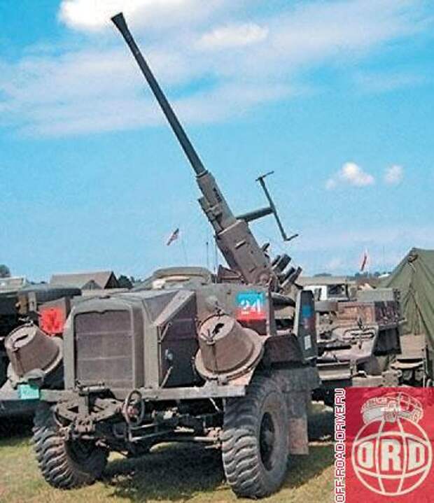 Morris-Commercial C9/B SP. Это тоже шасси «Тruck, 15-cwt, 4x4», но с базой около 9 футов. B SP – 40-мм зенитное орудие Бофорса. 1944 год.