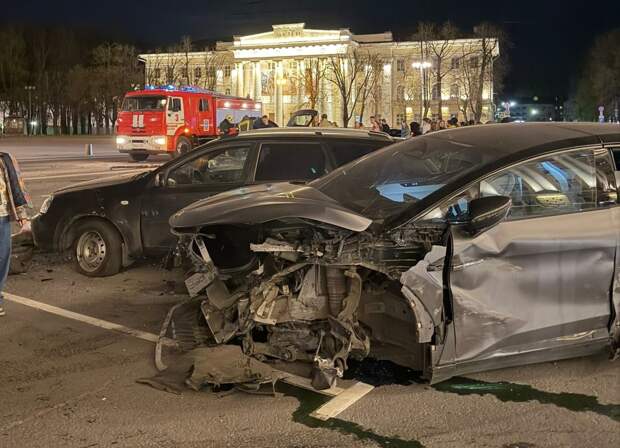 Автопобоище на Софийской площади Великого Новгорода