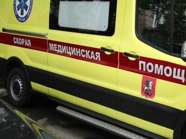 Юный байкер свалился в шестиметровый котлован, увлекшись наблюдением за самолетами