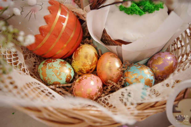 Депутат Госдумы предложил учить школьников печь куличи и расписывать яйца перед Пасхой