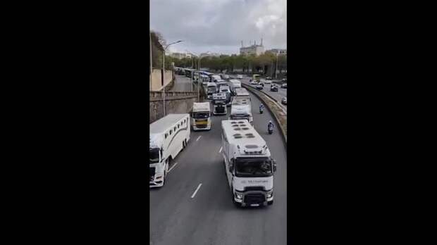 Водители грузовиков во Франции протестуют против стремительного роста цен на топливо и требуют его снижения. https://t.me/webmoney_dn/318405Video: Кли...