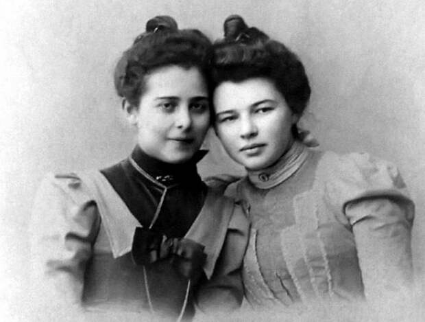 Люба Менделеева (справа) с подругой в гимназии