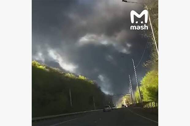Закрывшие все небо после удара ВСУ по Туапсе огромные черные облака сняли на видео