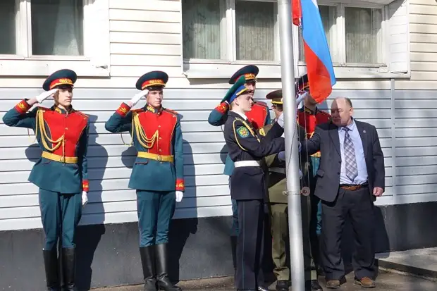 Тамбовские кадеты первыми в области начали учебную неделю с поднятия государственного флага