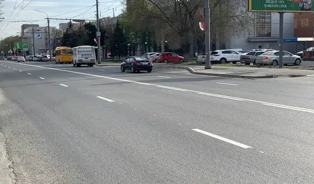 В Оренбурге на пр. Победы сделали сплошную линию, перекрыв заезд во дворы