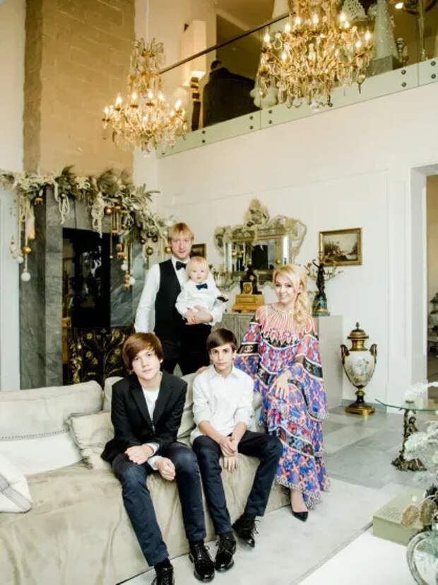 Евгений Плющенко и Яна Рудковская с сыновьями