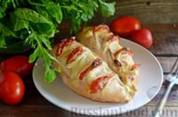 Фото к рецепту: Запечённая куриная грудка с помидорами и сыром
