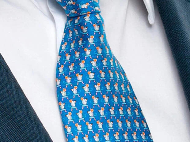 Стилист Баженова оценила галстук с крысами у топ-менеджера ЦБ