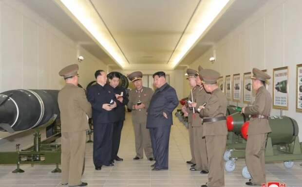 Товарищ Ким Чен Ын на производстве северокорейских РСЗО. Фото ЦТАК