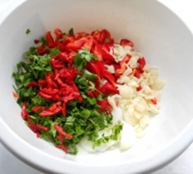 Шаг №5 - Добавить к овощам рубленную зелень петрушки, мелко порезанный перец чили и измельченный чеснок.