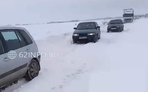 Заснеженная дорога стала причиной затора на трассе Ухолово - Ряжск