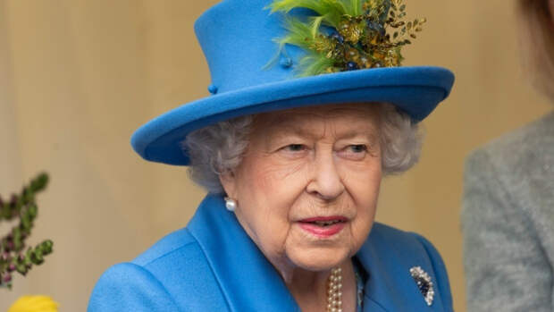 Елизавета II заставляла членов королевской семьи есть груши ложкой