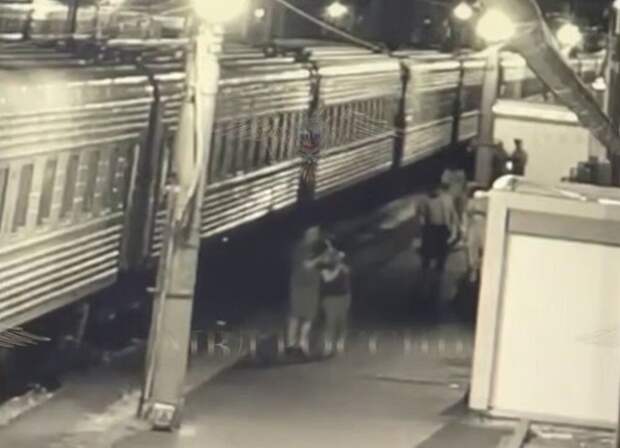 Мужчина с ножом взял в заложницы пассажирку поезда