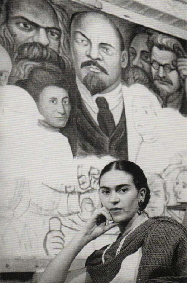 Мексиканская художница на фоне скандальной фрески Диего Риверы, нарисованной по заказу Рокфеллеровского Центра.