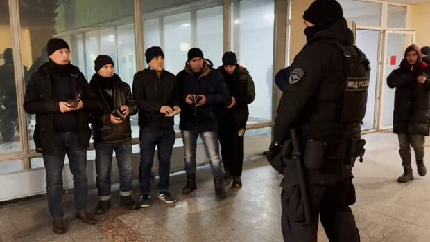 Недавно возле знаменитого «Лахта Центра» в Санкт-Петербурге произошел серьезный инцидент, в котором рабочие участвовали в потасовке.-3