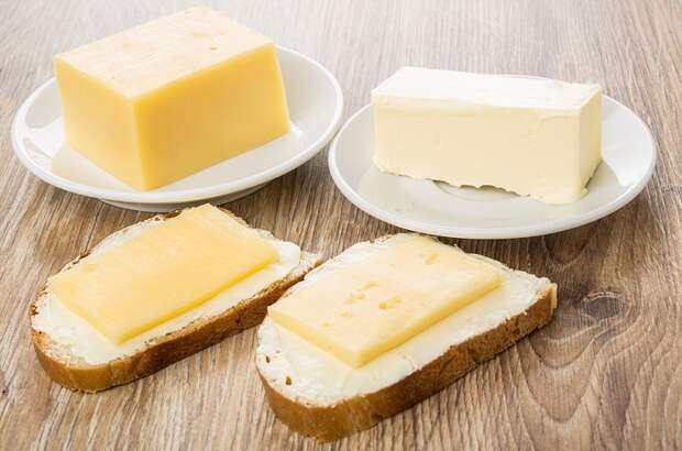 Сыр и сливочное масло хранятся на дверце в небольших количествах. / Фото: Fb.ru