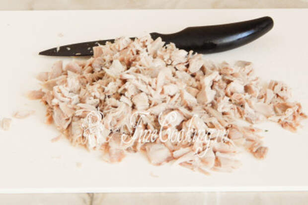 Мясо курицы нарезаем мелко с помощью ножа