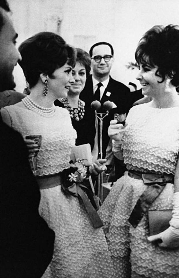 Джина Лоллобриджида и Элизабет Тейлор на приеме в Кремле, 1961 год
