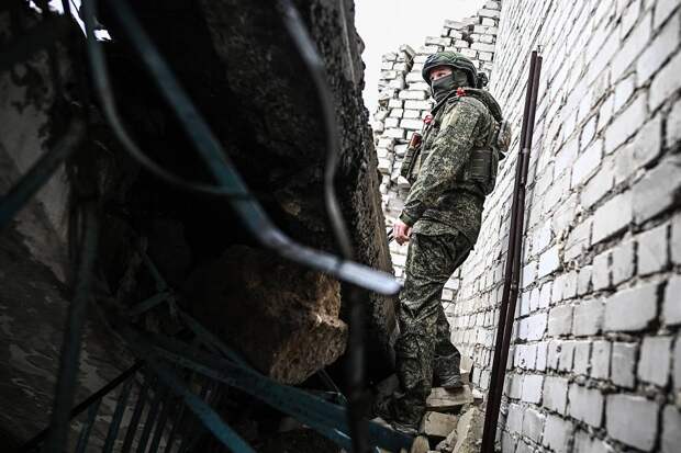 Российские бойцы вывели из города в зоне СВО месяцами прятавшихся в подвале мирных жителей
