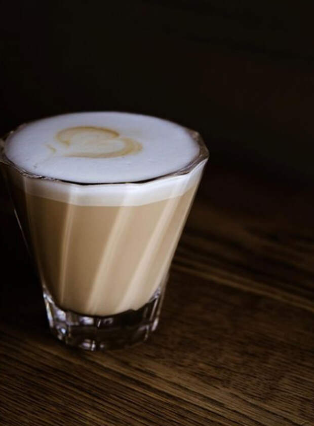 Кофе в кружке. Как пить капучино. Капучино гляссе экспрессо. Капучино. Как пить капучино.