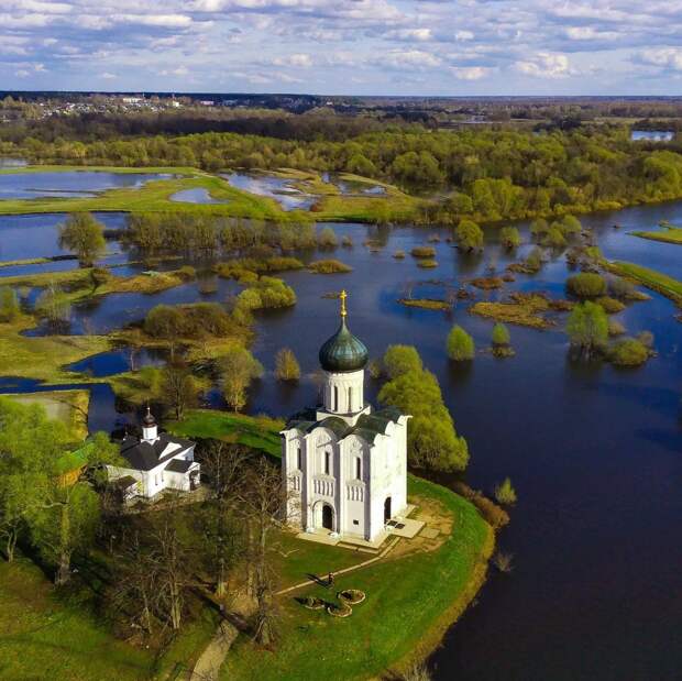 Красоты России. Храм Покрова на Нерли в объективах фотохудожников