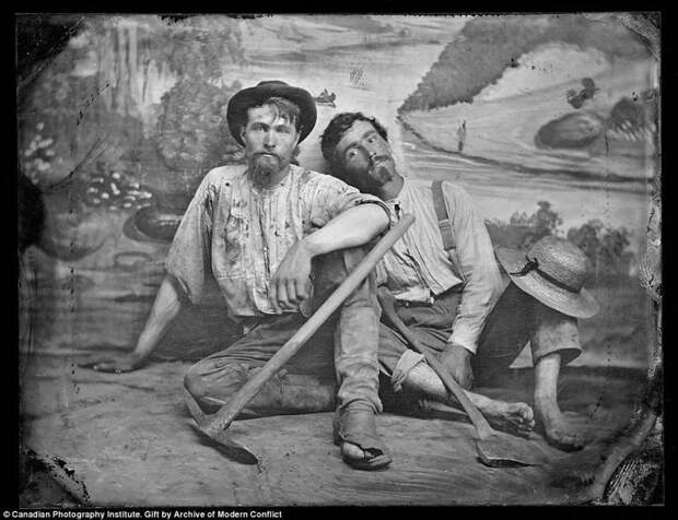 Два золотодобытчика отдыхают от работы, 1860 г. 19 век, архивные снимки, архивные фотографии, золотая лихорадка, золотодобыча, калифорния, раскрашивание, чёрно-белые фото