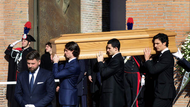 Последнее прощание с мастером. Мир моды скорбит о Валентино