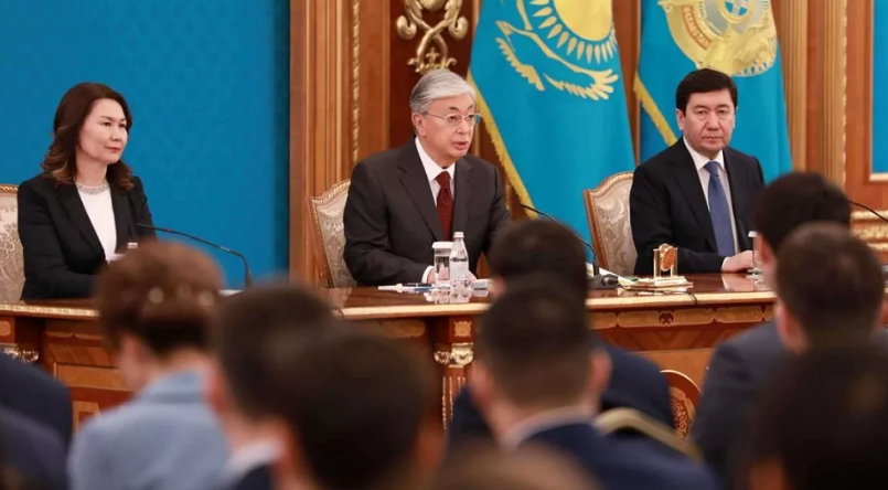 Токаев с чиновниками