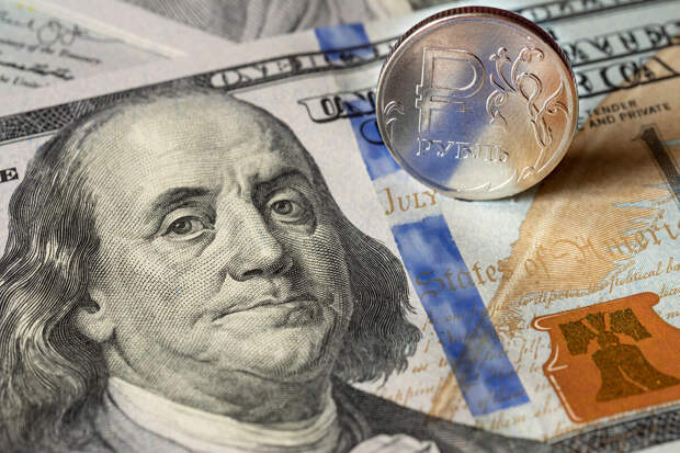 Курс доллара на внебиржевом рынке впервые с 6 октября превысил 83 рубля