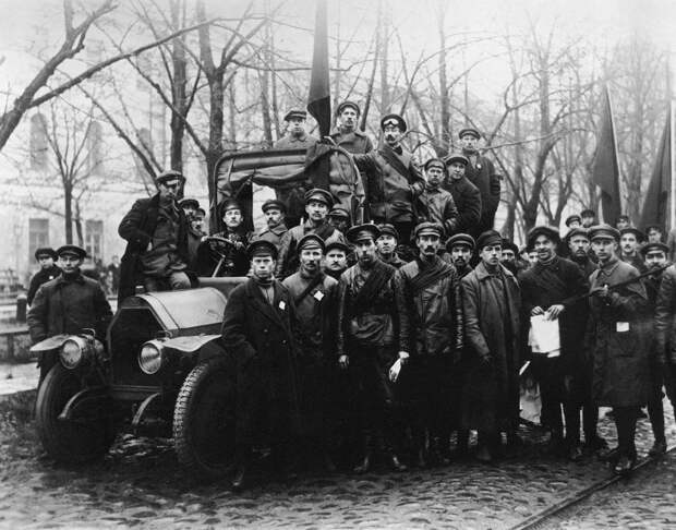 1917. Отряд красногвардейцев. Петроград.