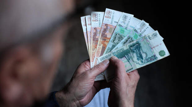 Россиян обманом вынуждают выводить пенсии из одного НПФ в другой