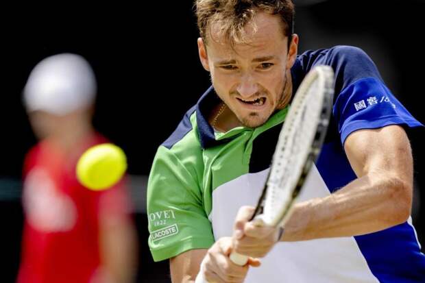 Медведев не выступит в полуфинале турнира на Мальорке