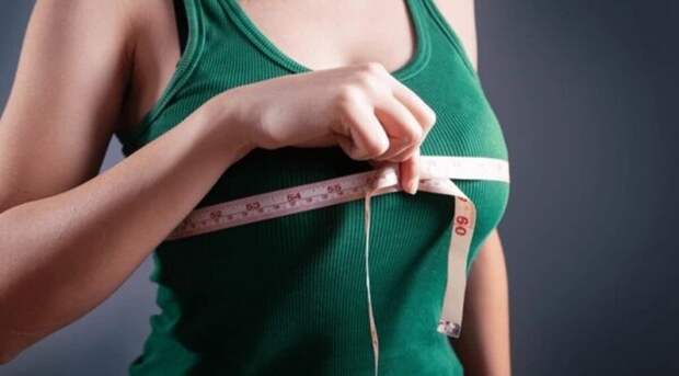 "Моя грудь растет без остановки": история модели OnlyFans с редчайшим диагнозом, которая мечтает об операции