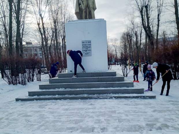 Участники Вахты памяти в районе Капотня привели в порядок памятник на Аллее Славы