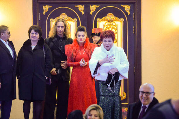 Наталья Королева с мужем Тарзаном и мамой Людмилой Порывай