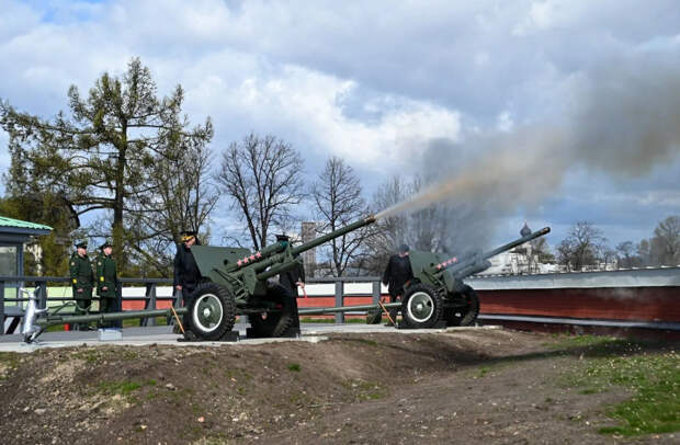 Комтранс: выстрел из пушки "открыл" навигацию 2026 года в Петербурге