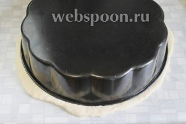 С помощью формы обрезать края теста: форма сверху шире, поэтому как раз получатся бортики.