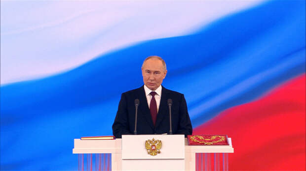 Путин выступает с первой речью после вступления в должность президента РФ