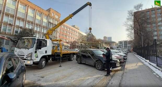 Более 160 автомобилей увезли на штрафстоянку во Владивостоке