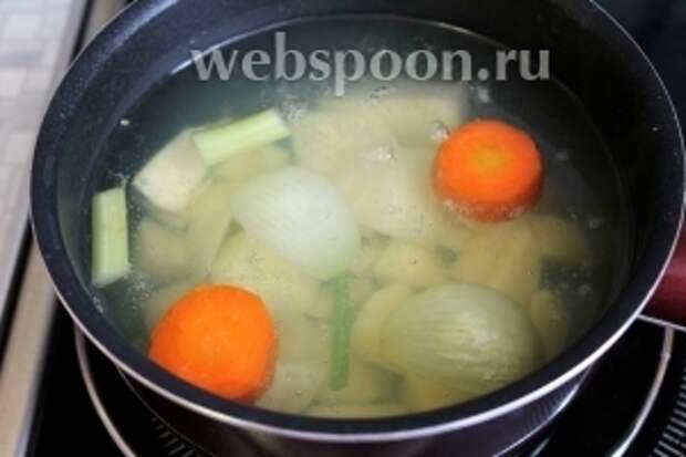 Когда овощи станут мягкими, опустить нарезанный картофель. Варить до его готовности.