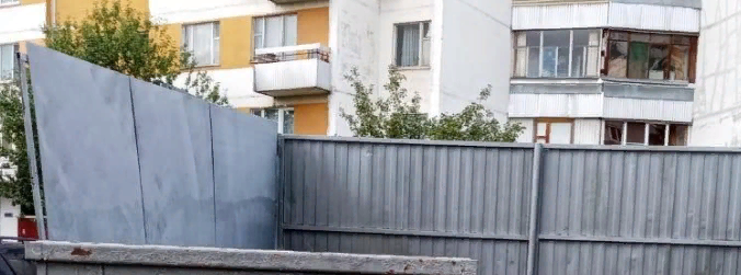 С бункерной площадки во дворе на Новомарьинской вывезли горы мусора