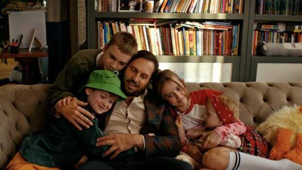 Александр Ревва в одиночку справляется с четырьмя детьми: комедию «Папа может» теперь можно посмотреть онлайн