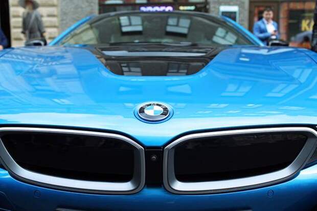 Петербуржец лишился «БМВ» у здания суда из-за долга в 6 млн рублей