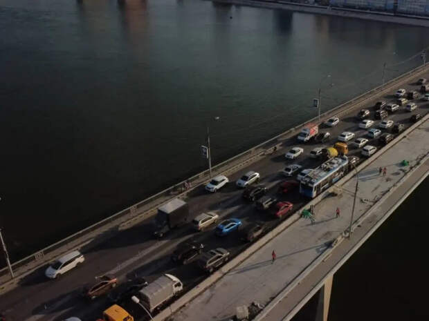 Полноценное движение транспорта на Димитровском мосту пообещали открыть до начала зимы