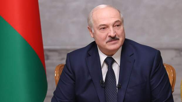 Лукашенко с борта вертолёта проинспектировал ход посевной кампании под Минском