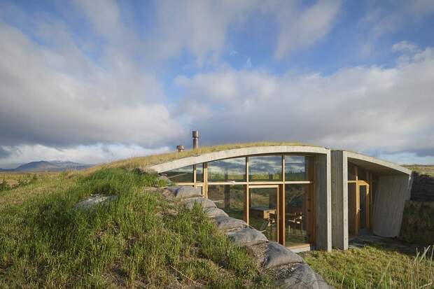Загородный дом, построенный в районе вулкана Гекла (Исландия).
