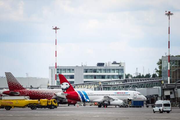 В аэропорту Екатеринбурга из-за ограничений задержали 18 рейсов